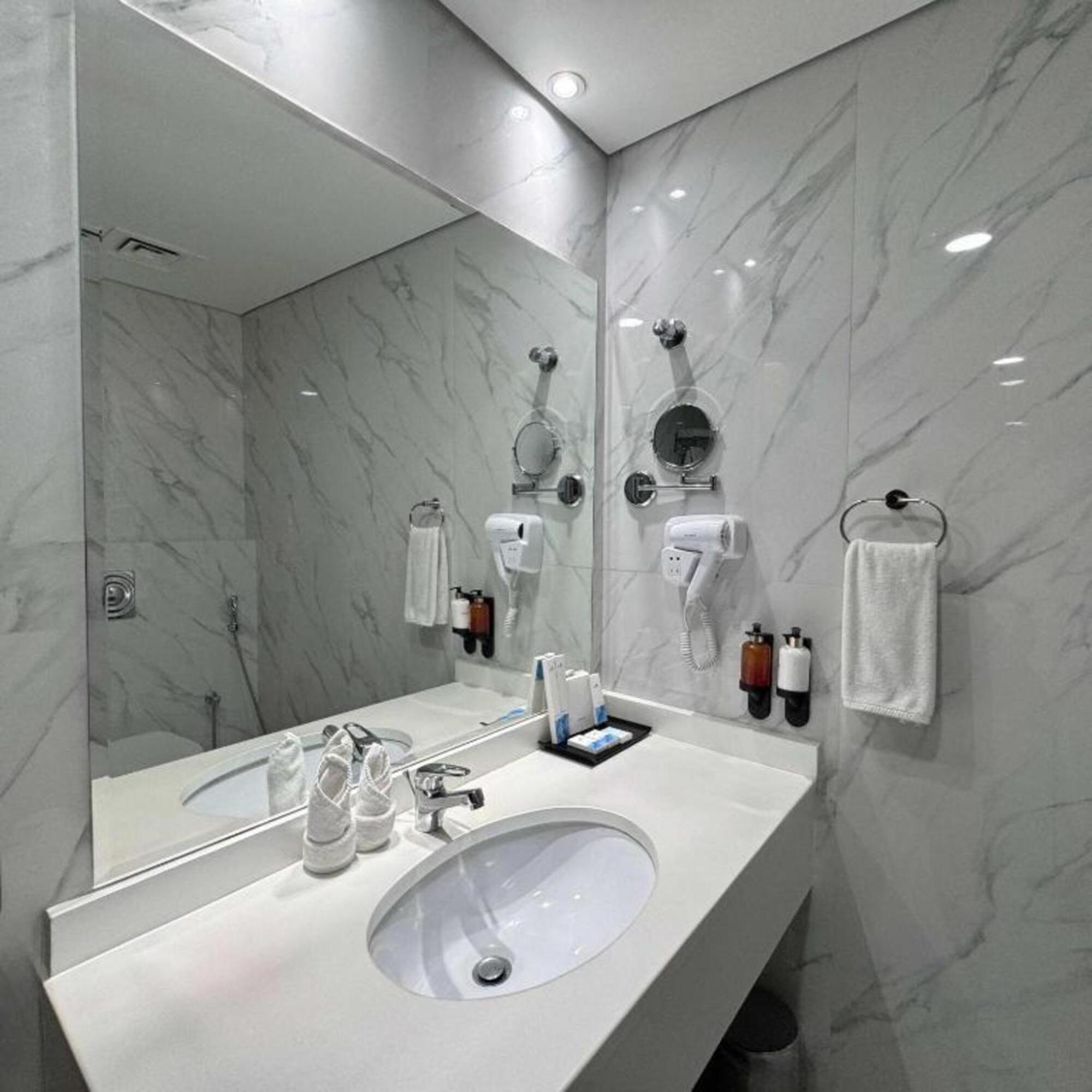 Emirates Grand Residences Hotel 4*